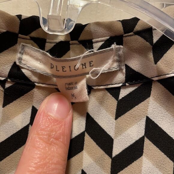 ✨Pleione Black, tan & white Chevron blouse - Picture 2 of 7